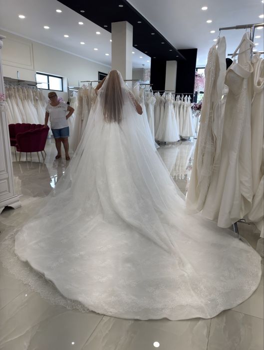 Rochie de mireasă spectaculoasă stil Prințesă / Ballgown (Trenă impresionantă + Voal inclus)