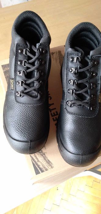 Нови  обувки  с предпазно бомбе 39 номер