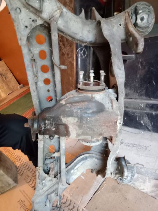 Продам запчасти на мерседес 210.