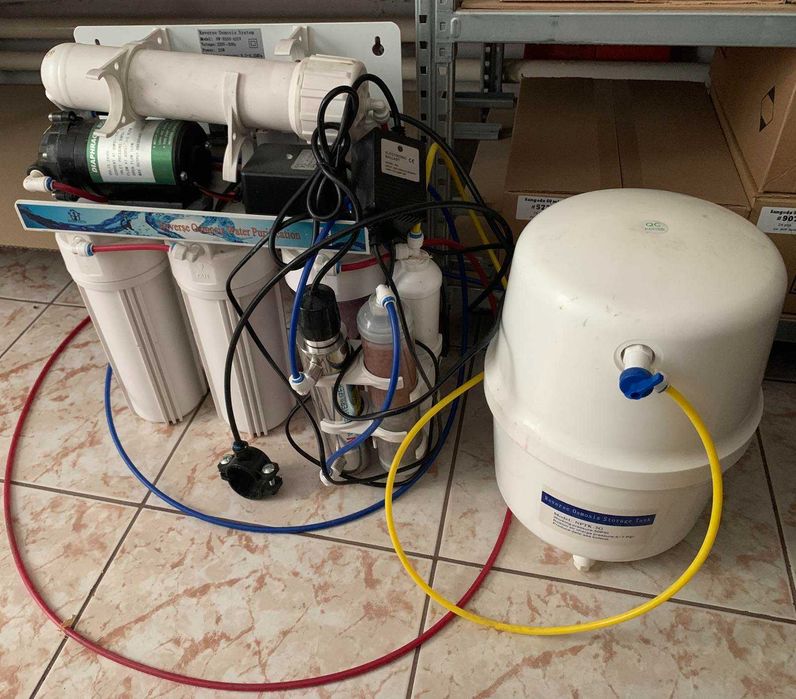 Sistem complet de filtrare apă prin osmoză inversă (Reverse Osmosis) cu rezervor și pompă