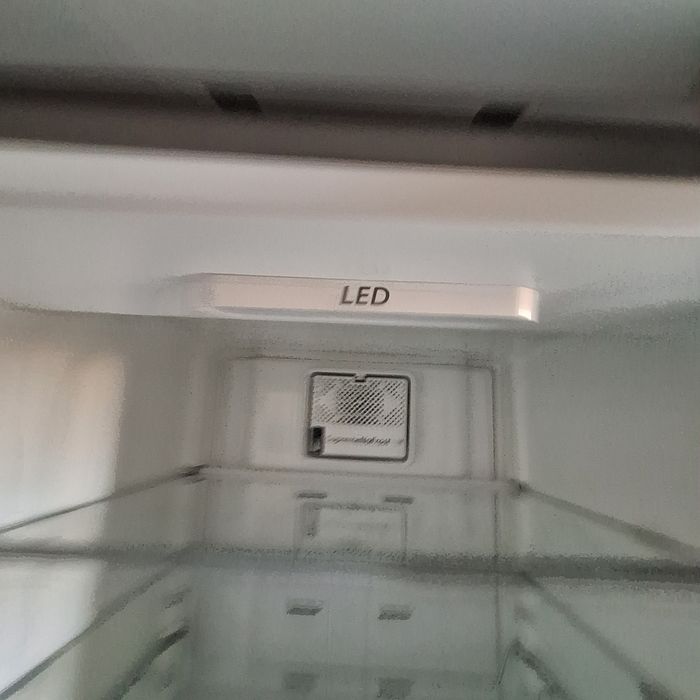 Продавам хладилник от марката Whiripool BSNF 9452 OX за части