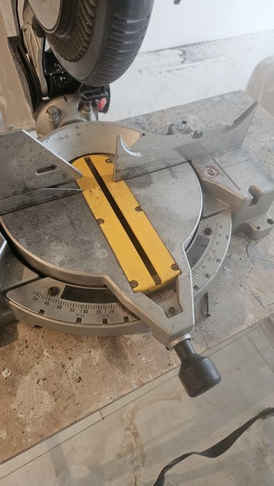 Углорез  DEWALT в отличном состоянии