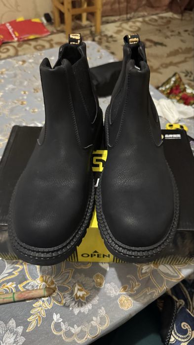 Продаеться сапоги оргинальный