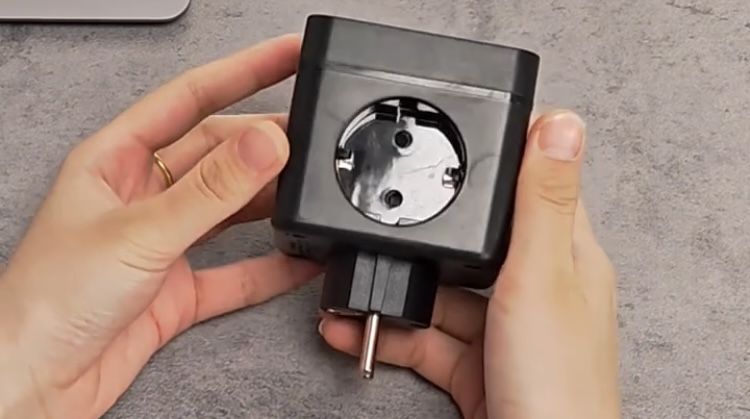 Разклонител-  куб 7 в 1  ( черен , бял )