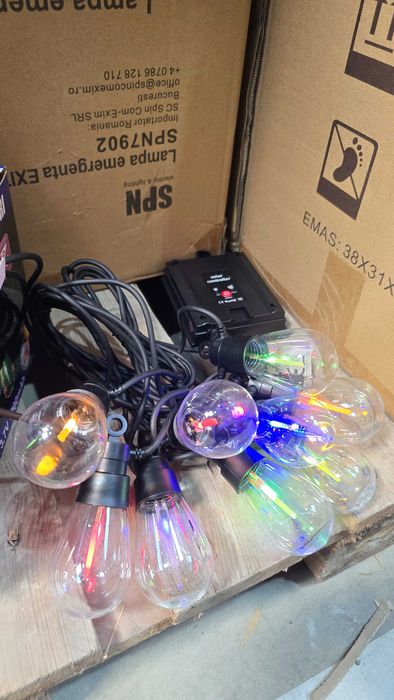 Vând ghirlande luminoase cu panou solar RGB