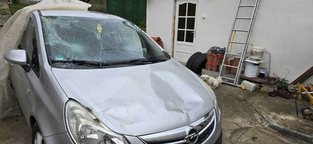 Opel corsa avariat