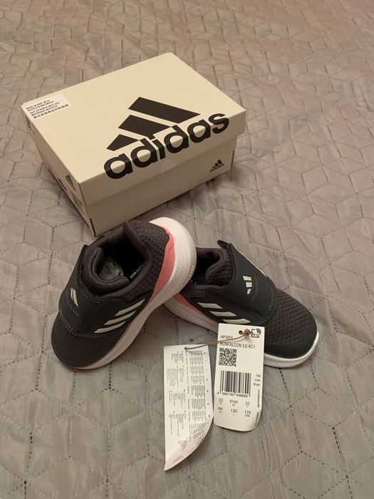 Чисто нови детски обувки Adidas номер 22