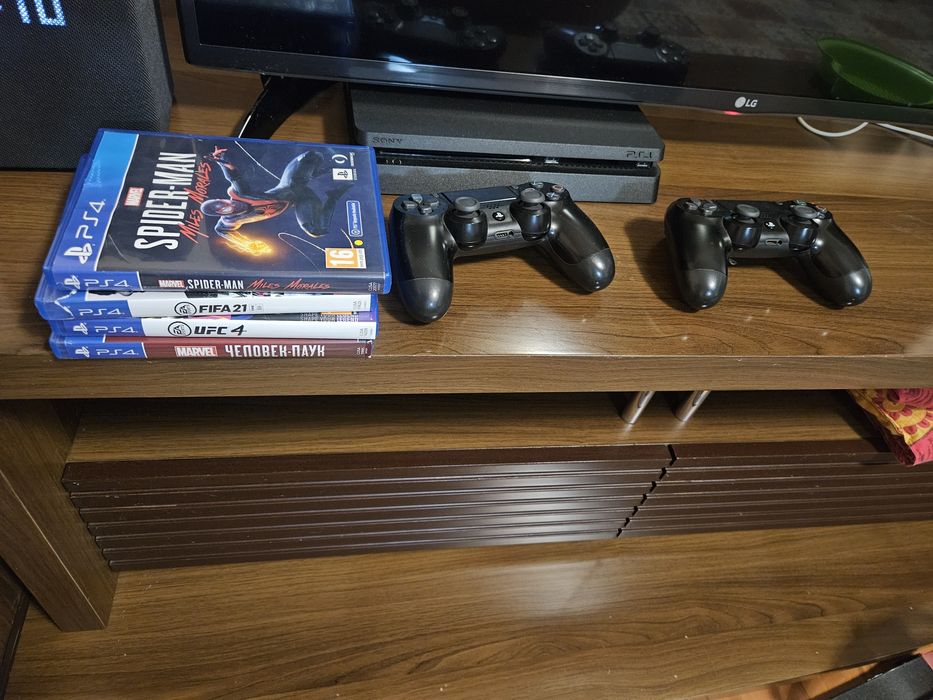 Продам Play station 4 с двумя джостиками