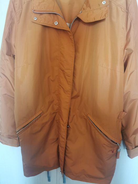 Леко дамско яке от непромокаема материя