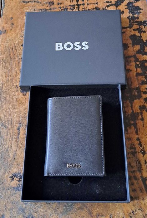 портфейл Hugo Boss БОС от естествена кожа, черен, тройно сгъваем, с капак и отделение за монети