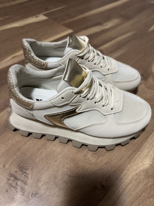 Дамски сникърси бежови