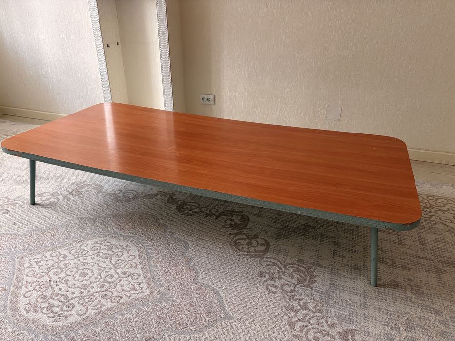 Продам стол низкий