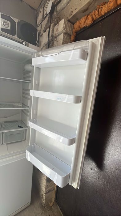Холодильник Indesit с морозильником срочно торг