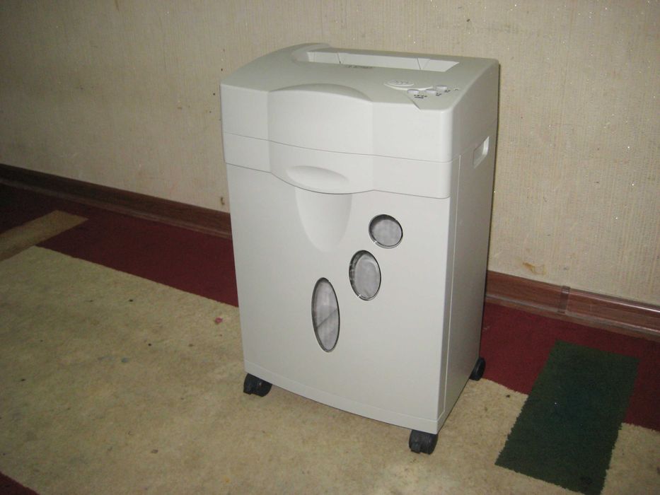 Шредер уничтожитель бумаг 20лт Deli оригинал 100% почти новая !