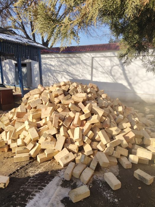 Кирпич. Писок. Шлакоблок.