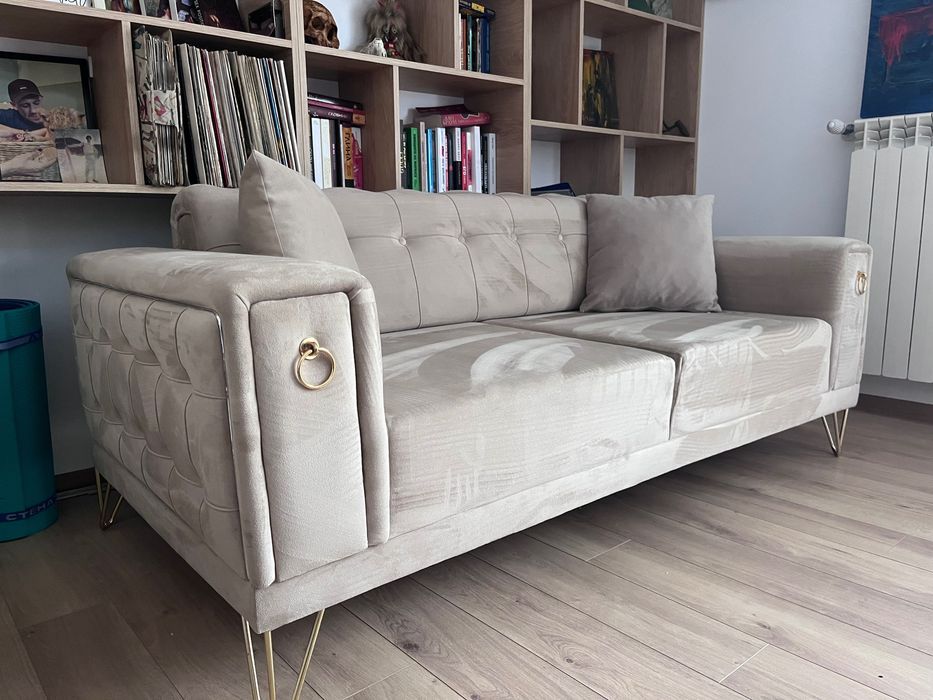 Диван с 2 възглавнички