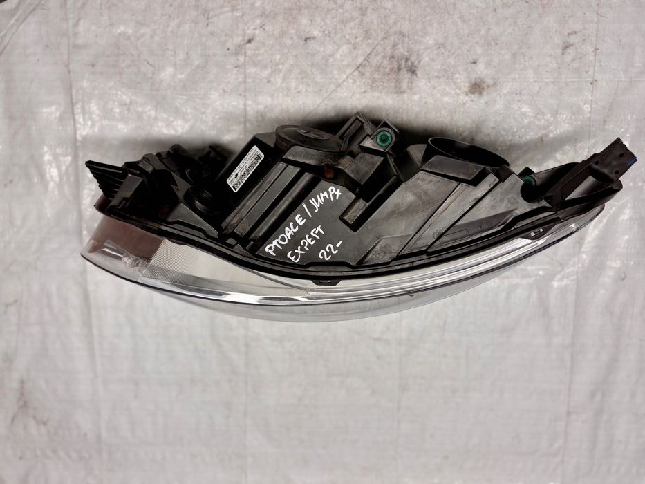 Ляв фар • Toyota Proace (2022–)