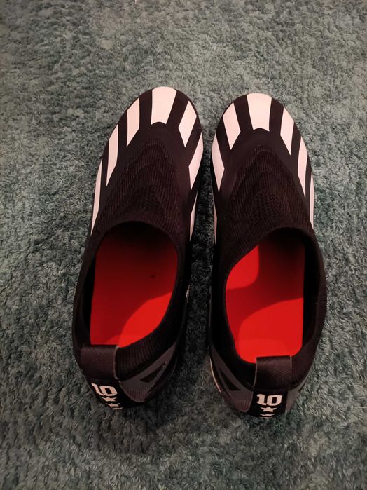 Футболни бутонки 40 номер НОВИ без вързанки