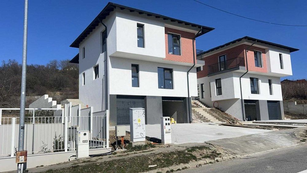 Persoana fizica vand apartament cu 3 camere, 105 mp ulili