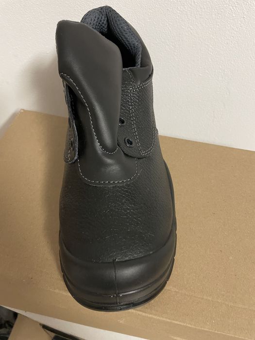 Bocanci de lucru cu bombeu