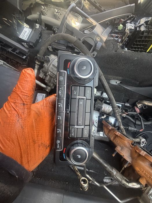 panou  clima vw tiguan an 2011 cod 5K0907044BT