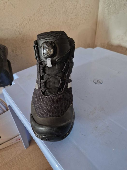 Зимни непромокаеми боти на adidas