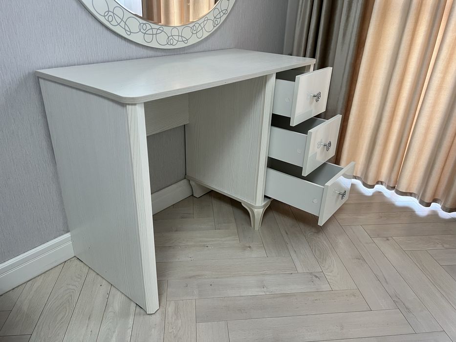 Косметикалық столик айнасымен