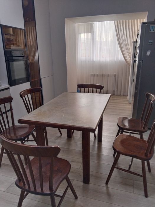 Кухонный стол и стулья.