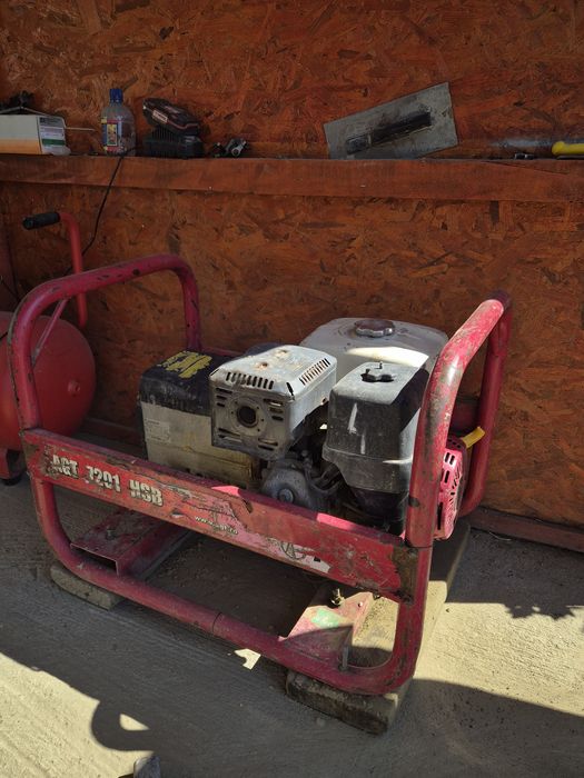 Vând generator Honda