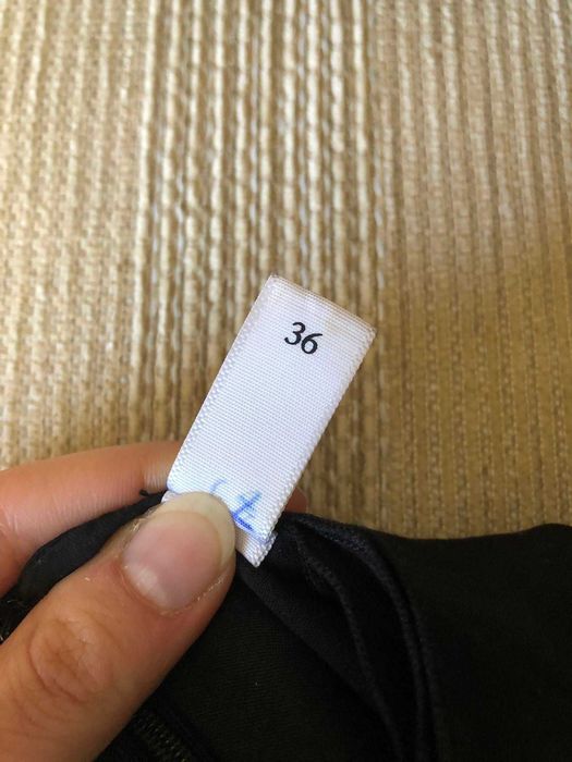 Елегантна черна рокля над коляното