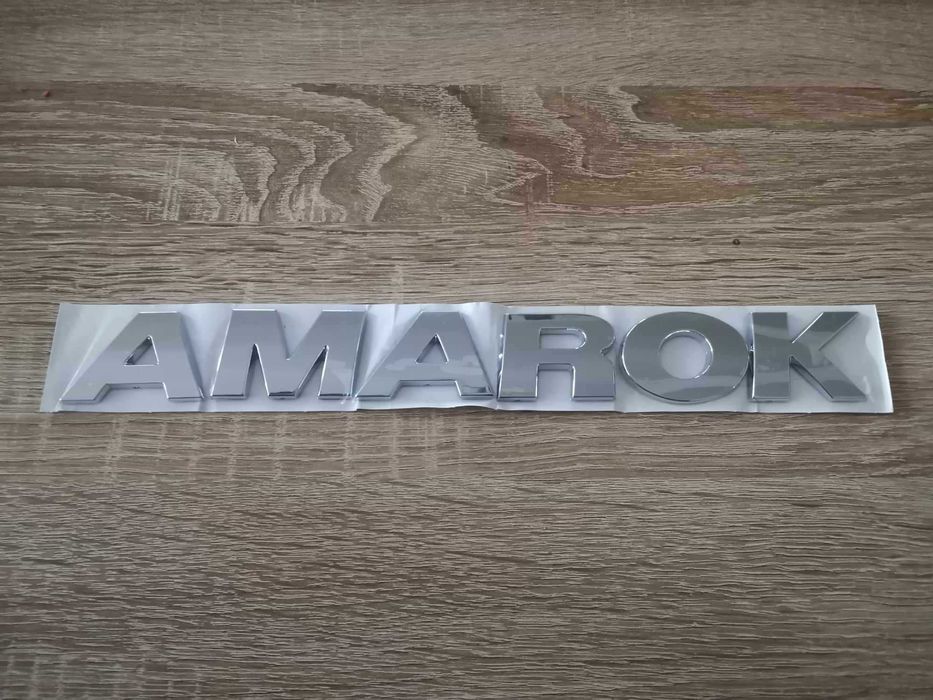 сребрист надпис Volkswagen Amarok