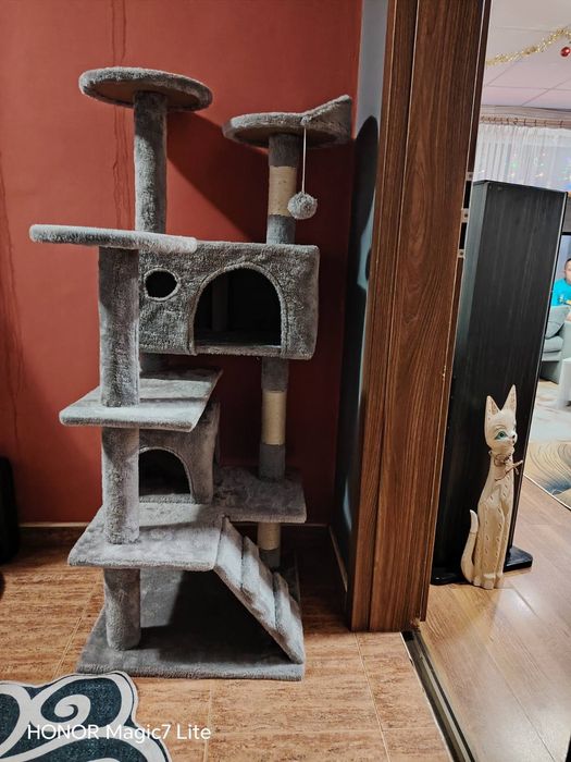 Модулна къща на три етажа за котка