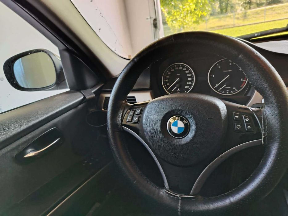 Vand BMW seria 3 2008 pentru mai multe  detalii sunati la nr de tel +49 1590 1770428