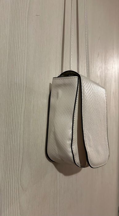 Бяла малка чантичка