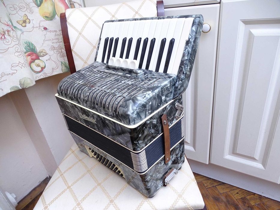 Много запазен стар акордеон Велтмайстер 40 баса