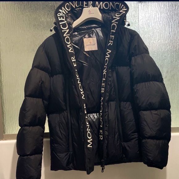 продам монклер куртку срочно