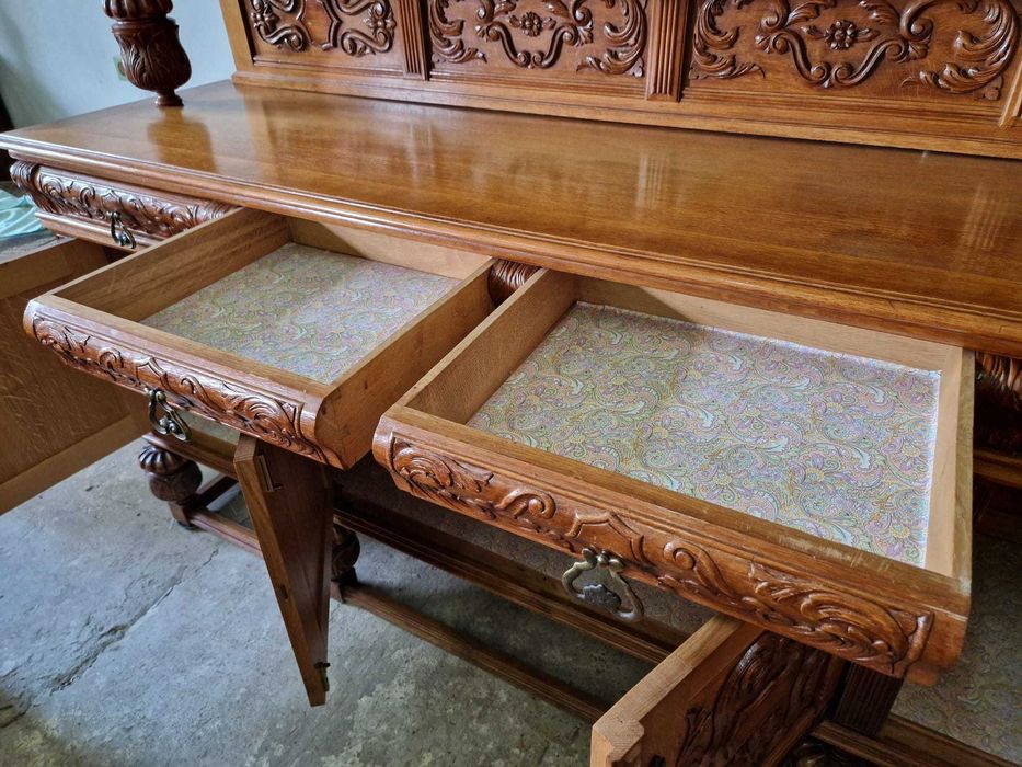 Изящно резбован контрабюфет дресоар от дъбов масив с метален обков