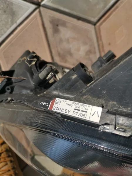 Far stânga mazda 5 xenon cr19 fundal negru.