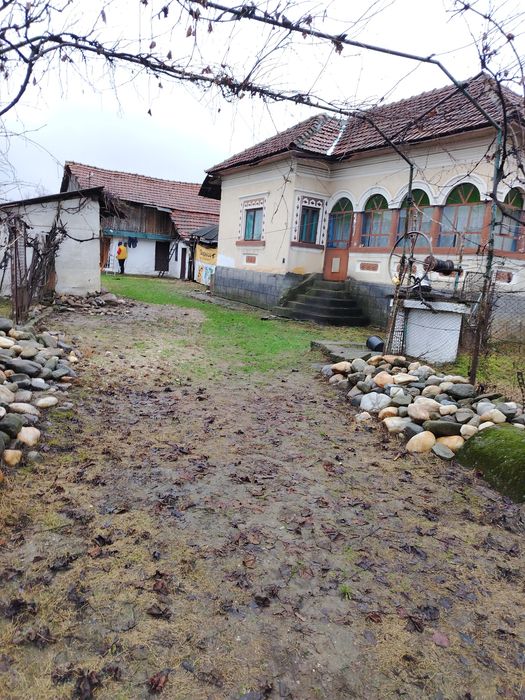 Vând casa și teren în Vladesti Jud Argeș preț 42000 EUR