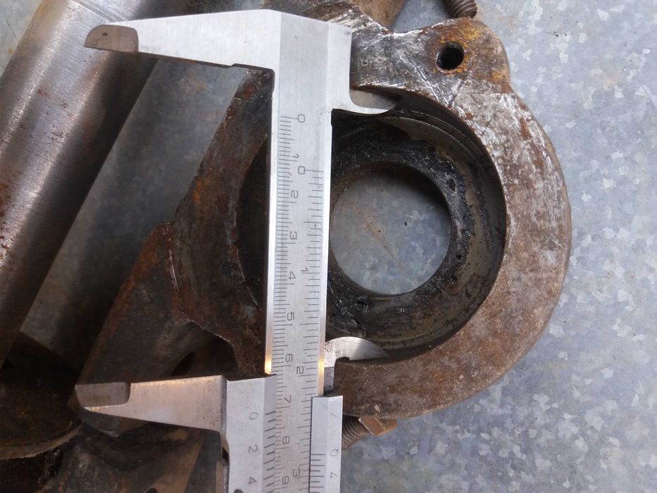 Продавам ос с щтендри /поставка за лагери / за циркуляр