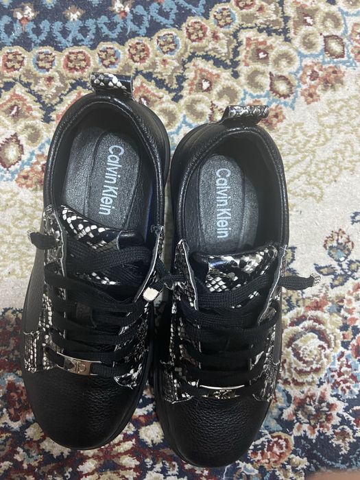 Продам кроссовки женские