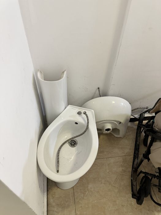 Санузел, бидэ, умывальник, раковина