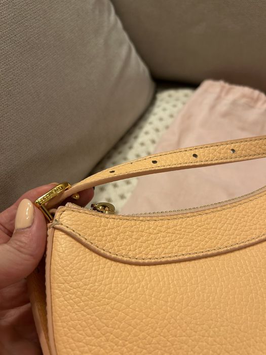 Кожена чанта за рамо с дълга дръжка Coccinelle цвят праскова