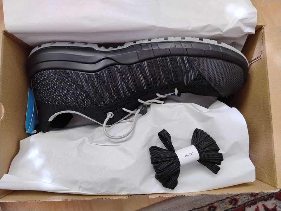 Чисто нови работни обувки със защитно бомбе отпред