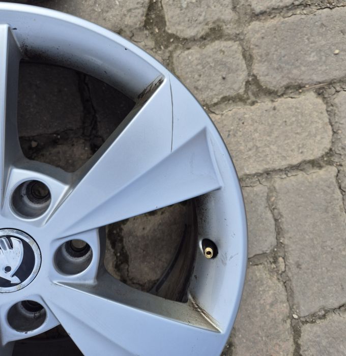 O jantă originală R16 Skoda Octavia seria 6.5Jx16H2 ET46 - 5x112
