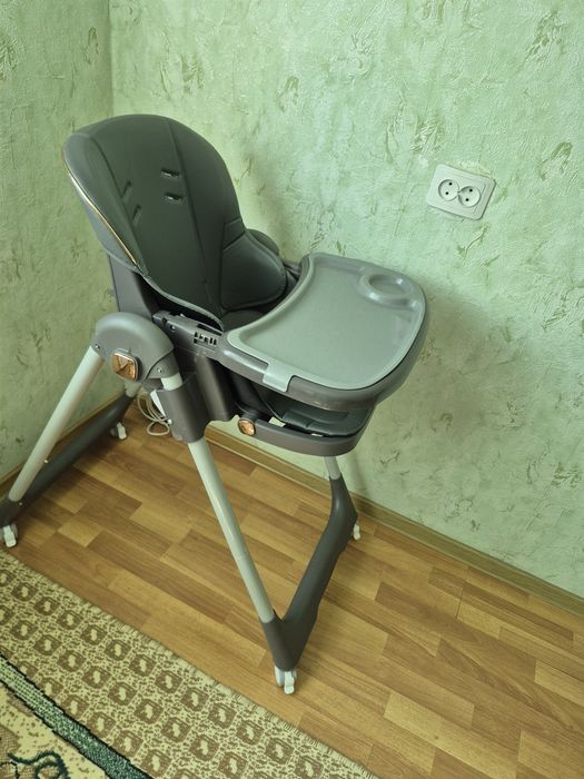Детский столик для кормления на колесиках