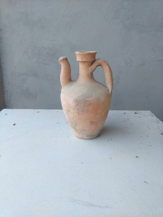 Qadimiy sopol ko'za sotiladi