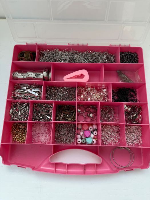 Кутия с материали и консумативи за изработка на бижута