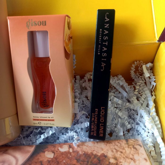 Палитра, очна линия, гланц и душ гел