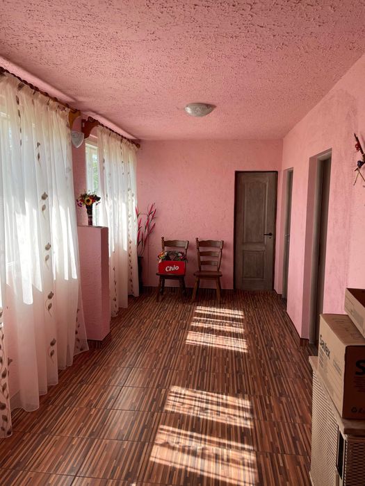 Vând clădire cu etaj